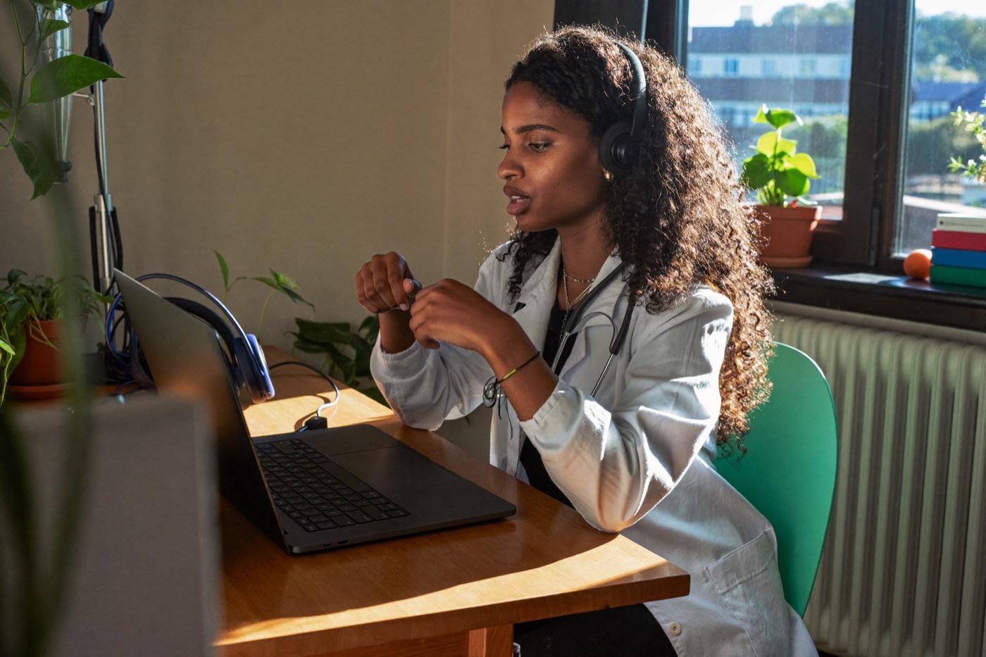 Médica faz teleconsulta pelo notebook em casa